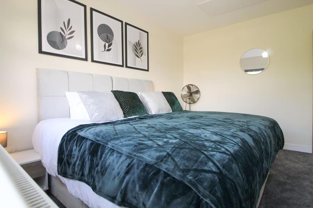 Cosy Modern 3 Bedroom House in Bradford City, Wibsey