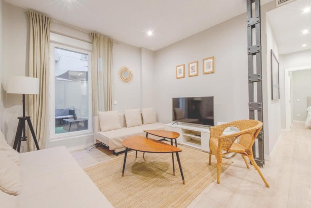 Acogedor Apt 3 habitaciones y terraza en el Centro de Madrid, Мадрид