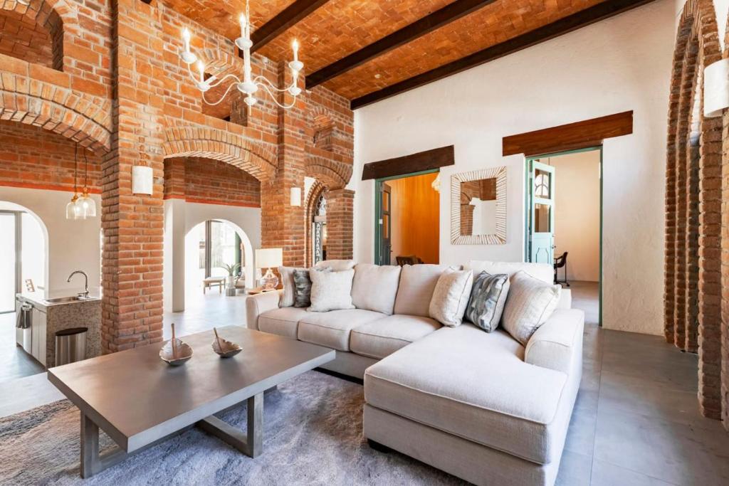 Downtown Historic Home - Starlink Wifi - Pool - 3