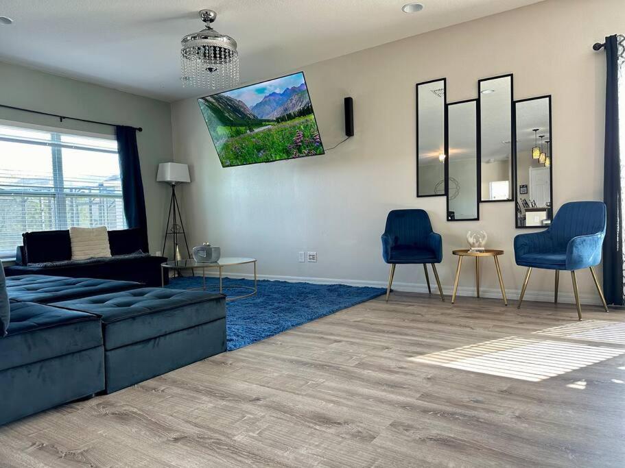 Spacious Fun, Convenient Home Theater Near Disney, Davenport