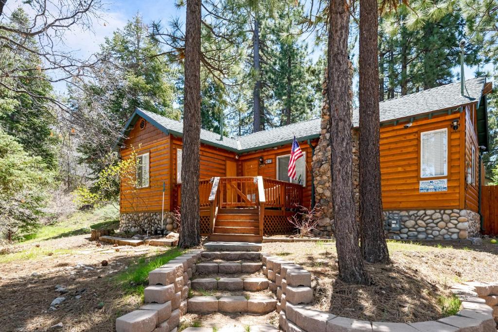 G&P Moonridge - Hot Tub, Smart TV's, Fully Fenced and Minutes to the Slopes!, Big Bear Lake