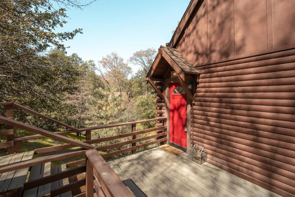 Sprocket Hollow Treetop A-Frame Log Cabin, Cedar Glen