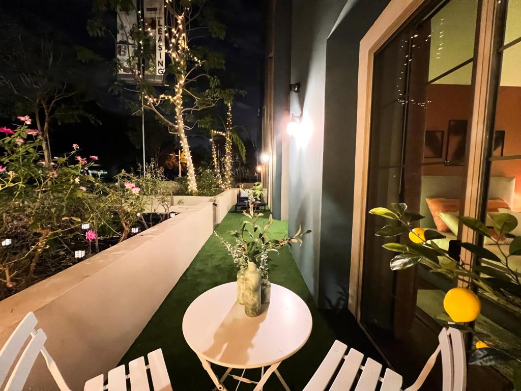 2 BD 2 BA in the Heart of Encino 104, Encino