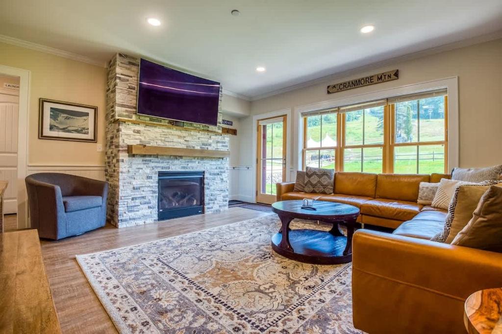 True Upscale Ski In & Out Condo with Pool & Hot Tub, Conway