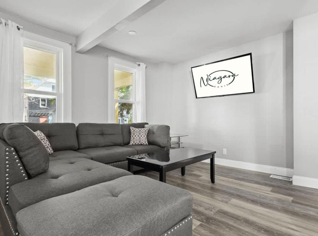 Spacious 4BR 2BA Minutes from the Falls & Casino, Niagara Falls