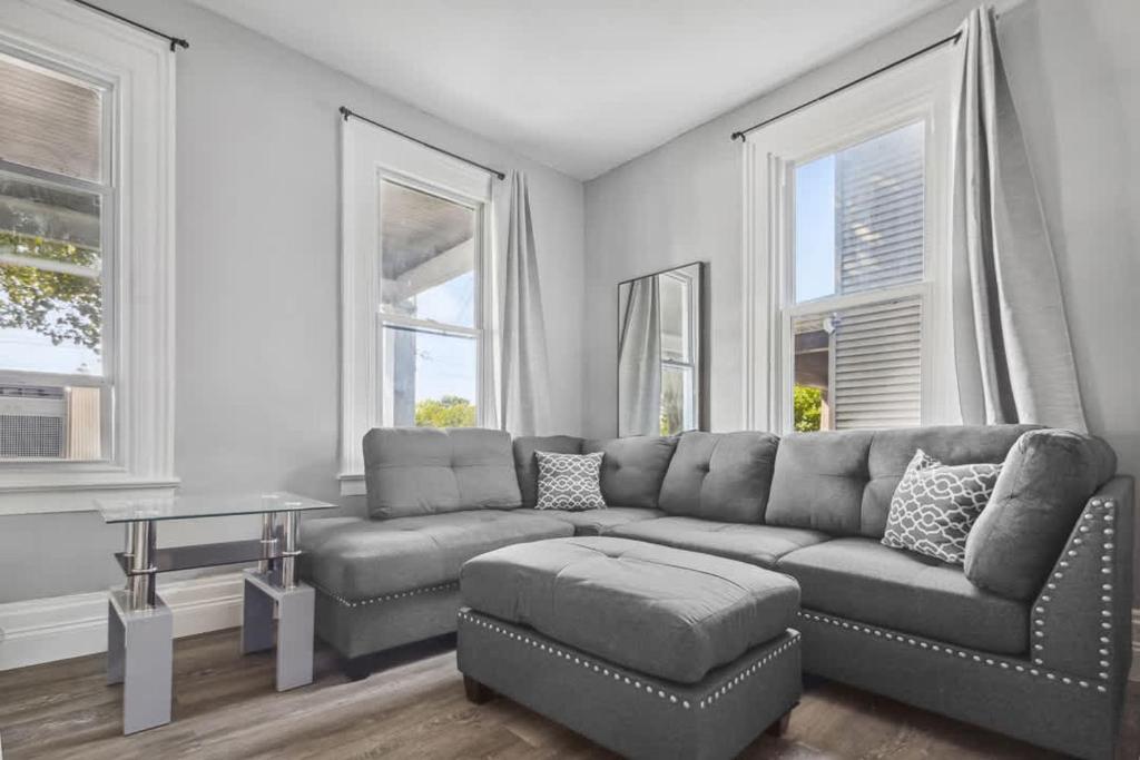 Unique 5BR 3BA minutes from the falls, Niagara Falls