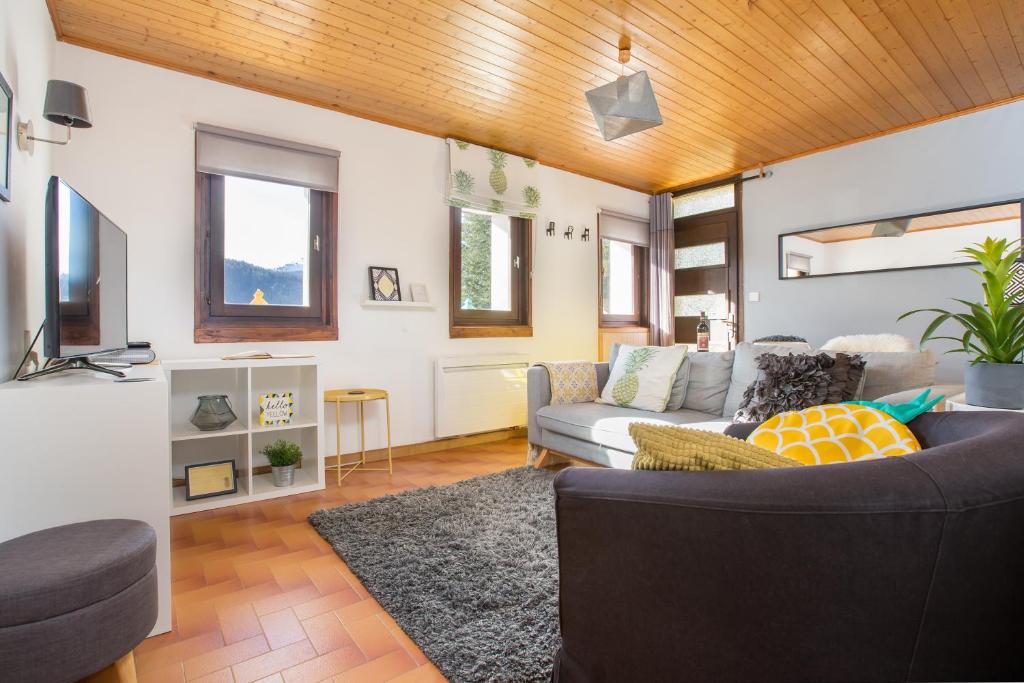 Mountainside Apartment with views over Morzine - 3