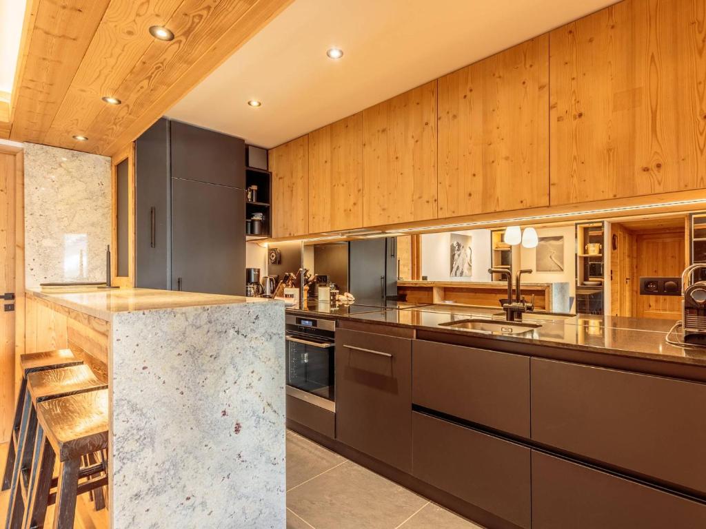 Chalet rénové avec spa, piscine et parking, pied des pistes - 3