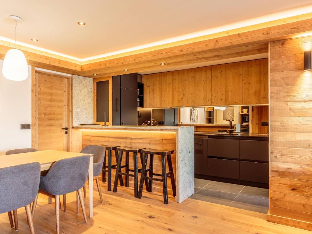 Chalet rénové avec spa, piscine et parking, pied des pistes - 4