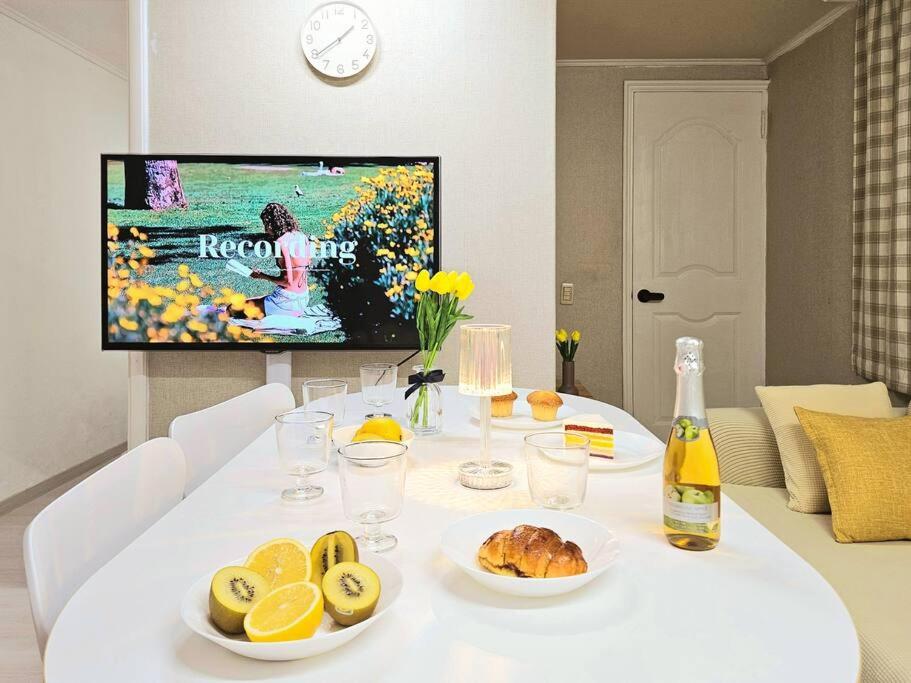 Gangnam Cozy Stay near Sinnonhyeon, 3 Queen Beds, Sofa