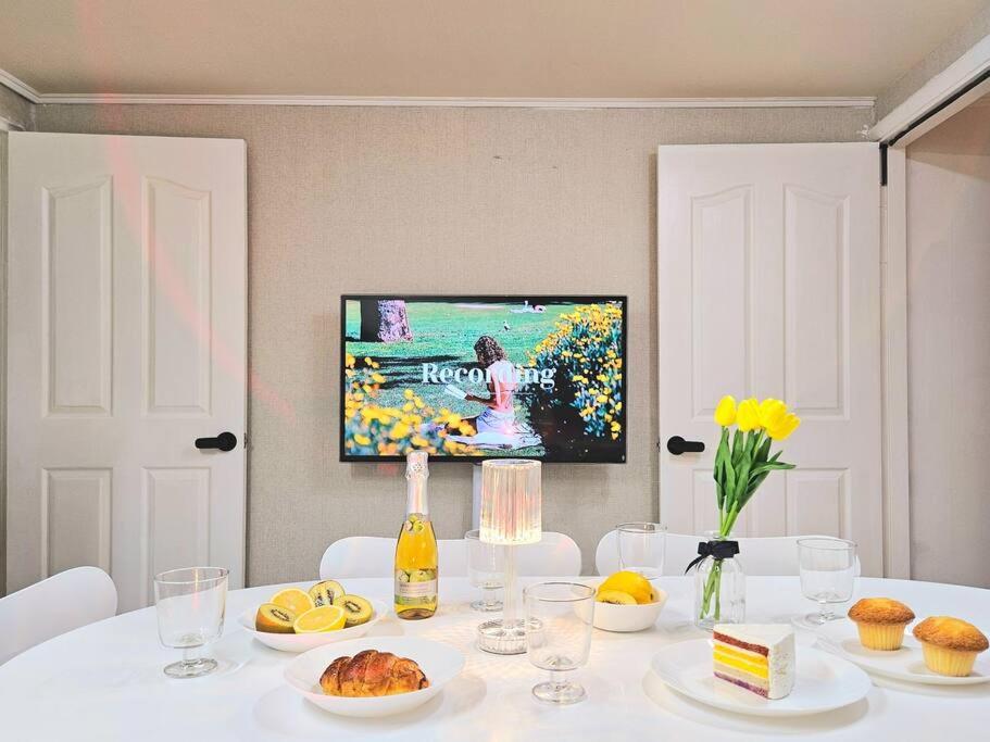 Gangnam Cozy Stay near Sinnonhyeon, 3 Queen Beds, Sofa