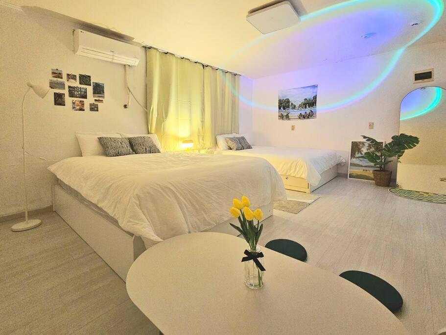 Gangnam Cozy Stay near Sinnonhyeon, 3 Queen Beds, Sofa