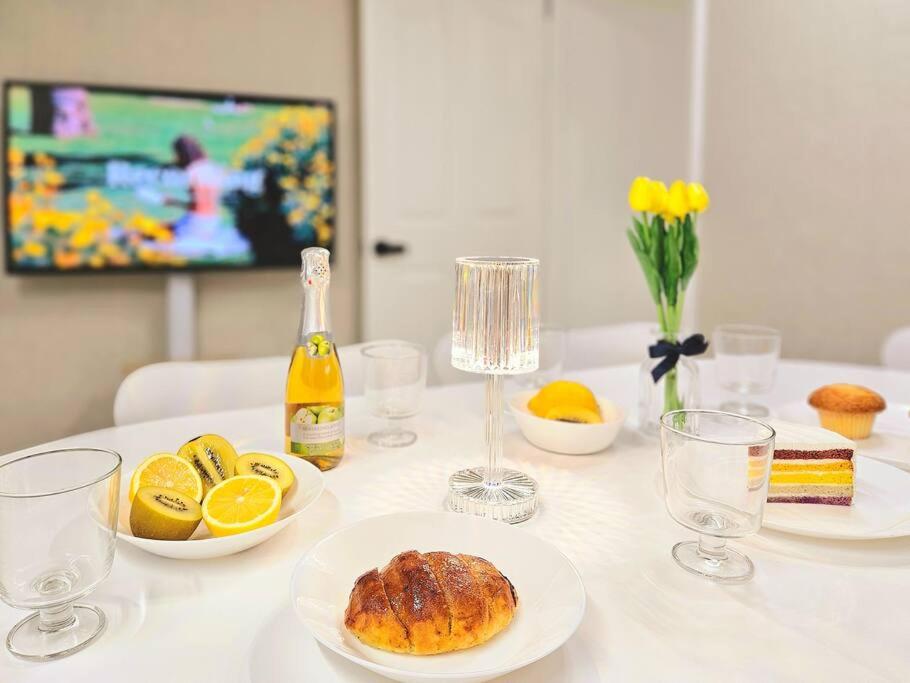 Gangnam Cozy Stay near Sinnonhyeon, 3 Queen Beds, Sofa