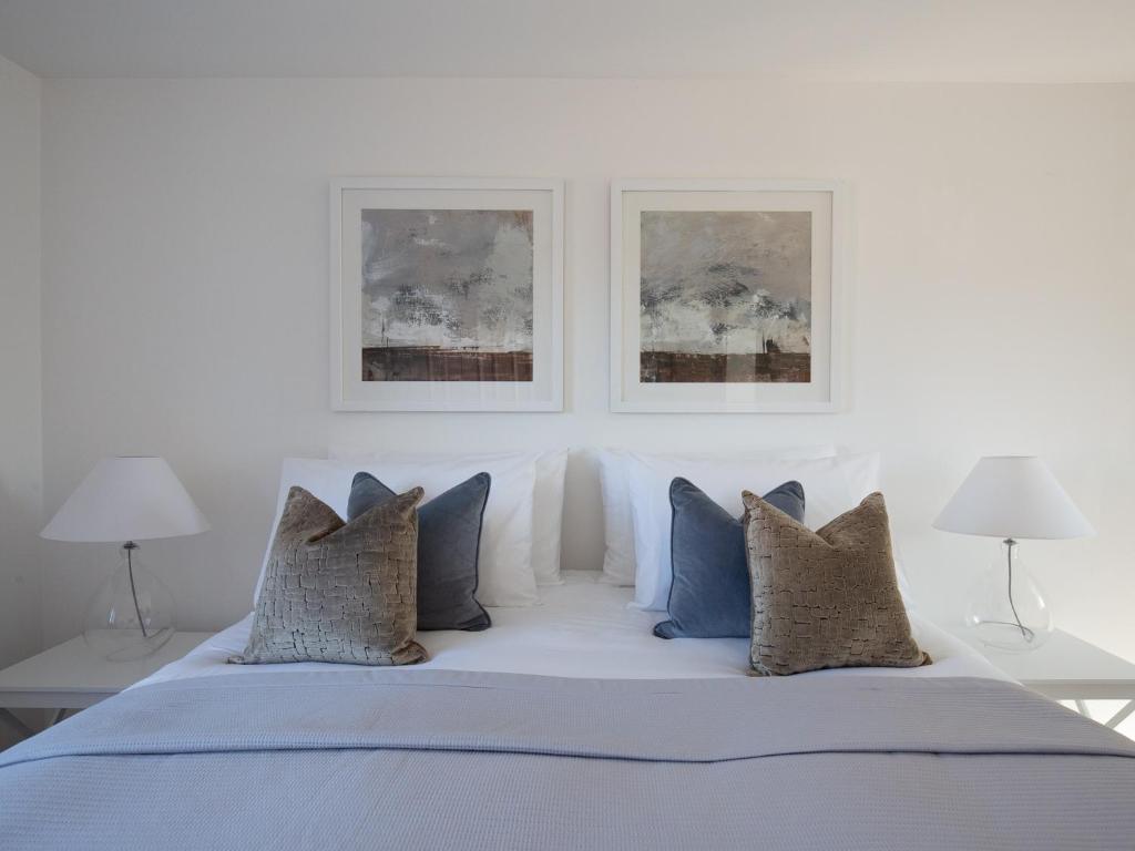 PRIVÉ HOUSE, Banbury, 4 Bedrooms, Parking, Boddicott