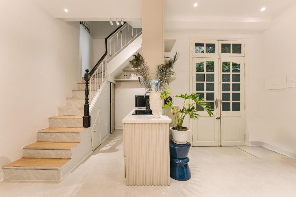 Central Modern Apt Big Group