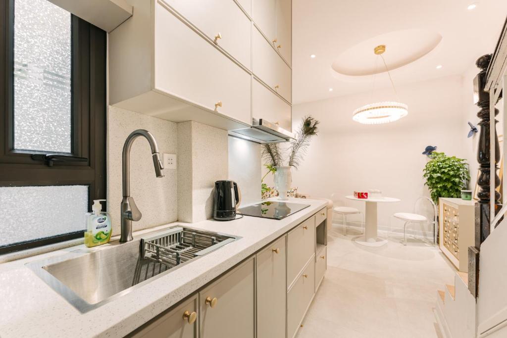 Central Modern Apt Big Group