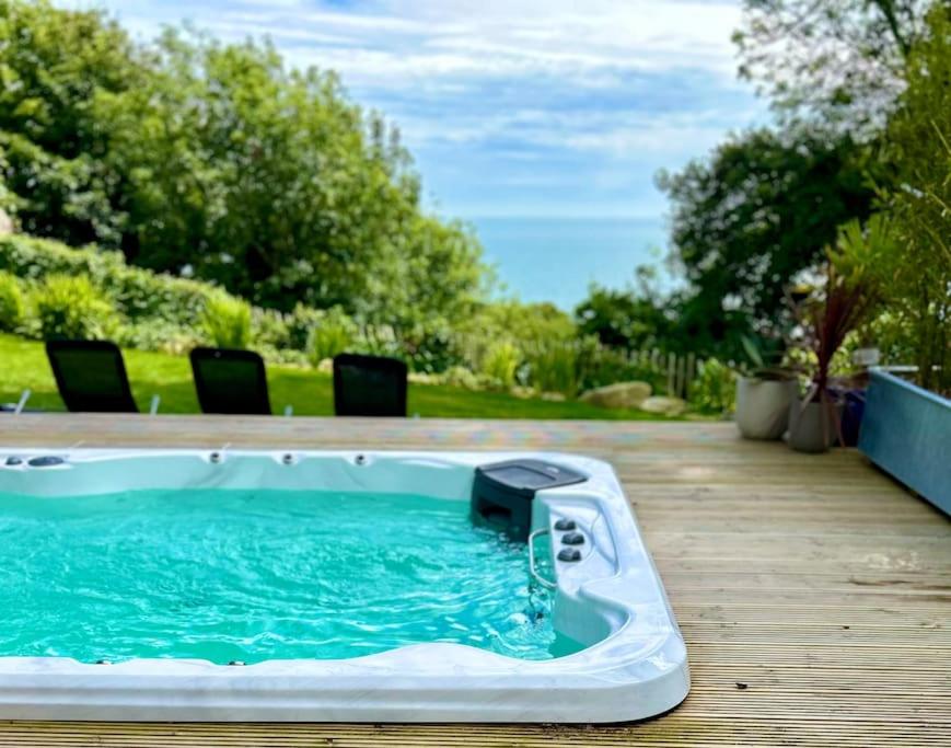 Relaxing private entrance ensuite room with stunning sea view and swimspa, Saint Lawrence