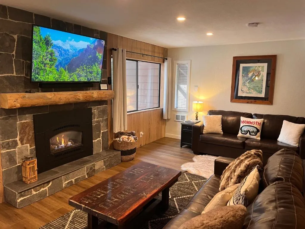 Tastefully Remodeled Condo at Mammoth Ski & Racquet Club, Hot Tub, Garage, 10 Min Walk to Ski Lifts, hotel in Mammoth Lakes
