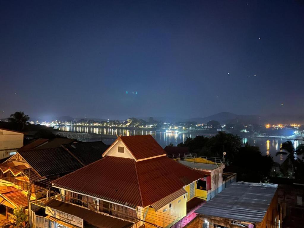 타비신 호텔 (Thaveesinh Hotel)