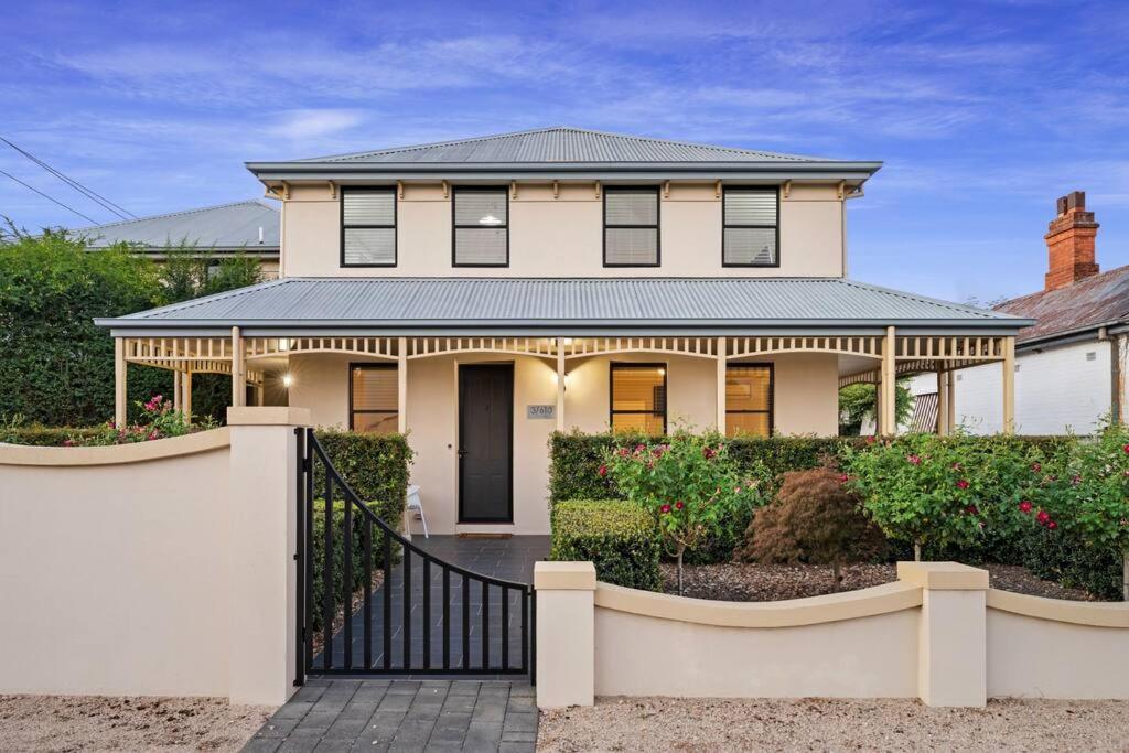 Spacious, Central 2bed 2bath, newly renovated gem!, Albury