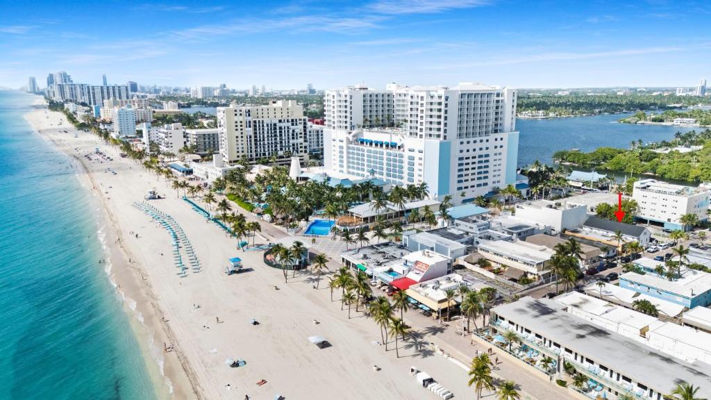 Designer Loft in Hollywood Beach Unit 1, Hollywood