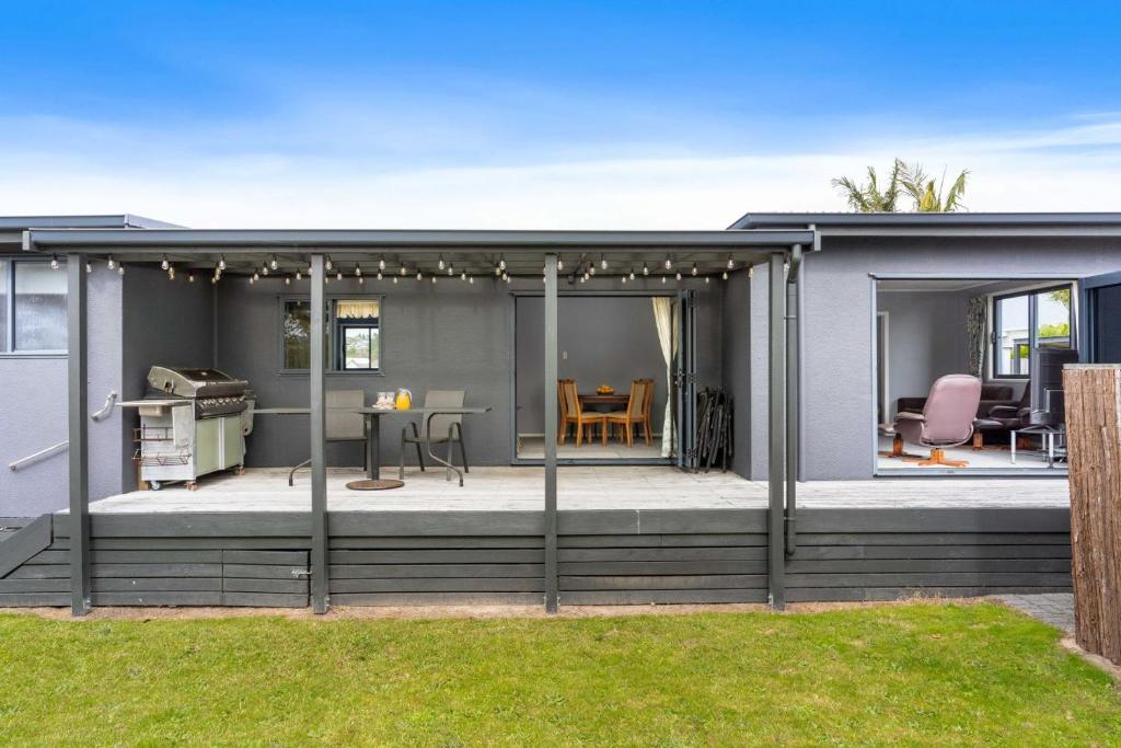 Holidays on Hampton - House plus sleep-out, Whangamata