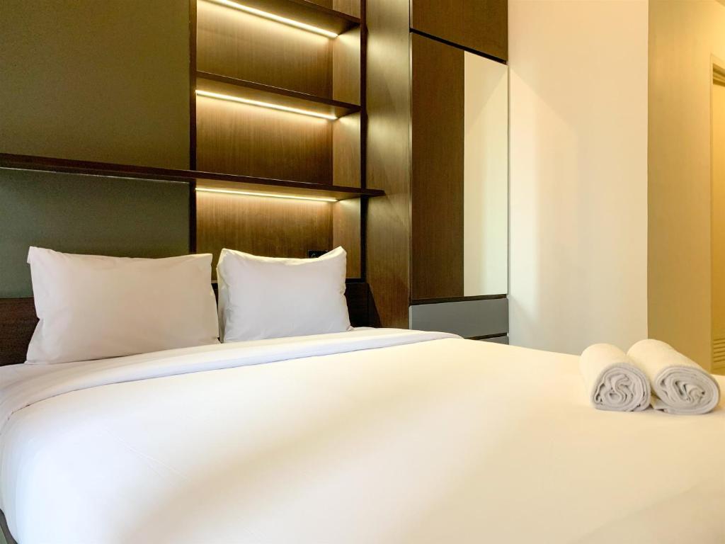 Minimalist and Restful Studio at Tokyo Riverside PIK 2 Apartment By Travelio, Rawalembang