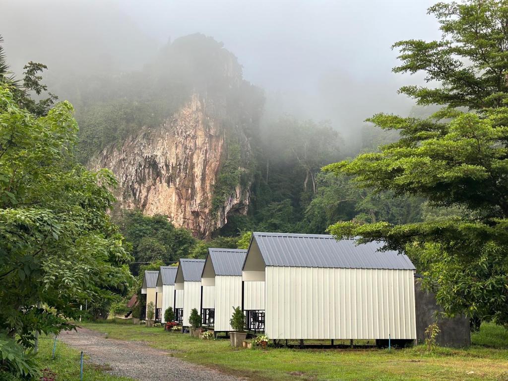 อิงผาการ์เด้นวิว รีสอร์ท เนินมะปราง