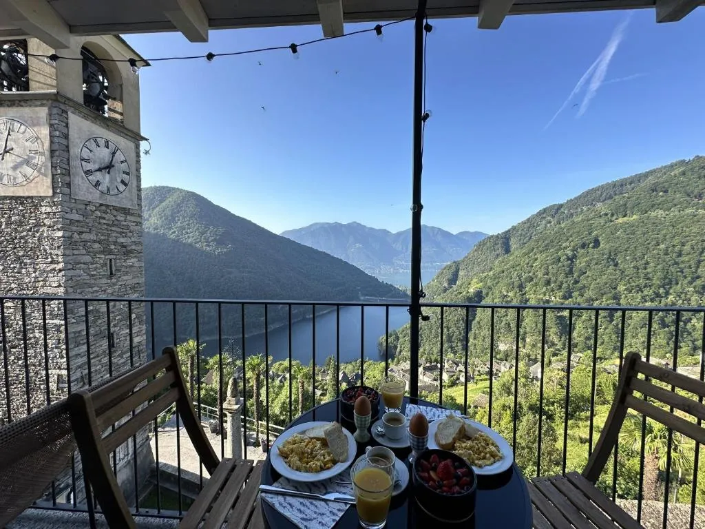 Bright studio with panoramic view of Valle Verzasc, hotel in Mergoscia