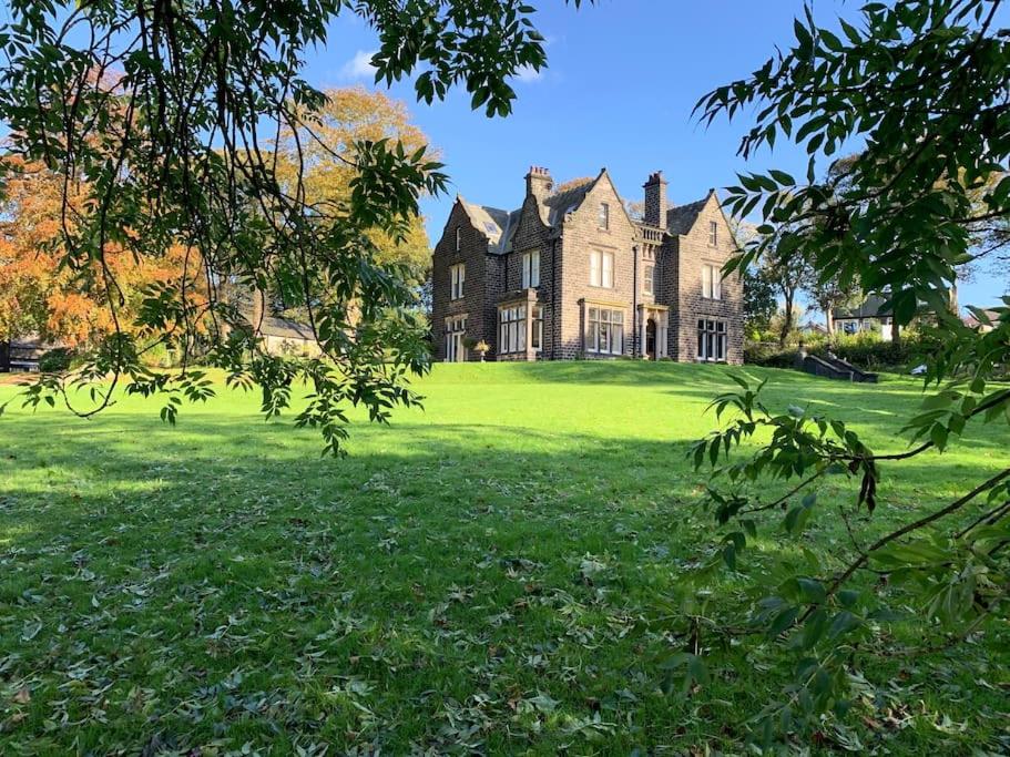 Luxury Attic Studio, heart of Uppermill, Saddleworth, Saddleworth