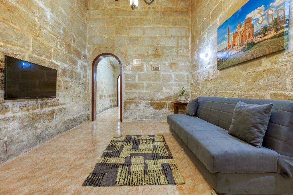 Authentic Townhouse with backyard in Sliema by 360 Estates, Sliema