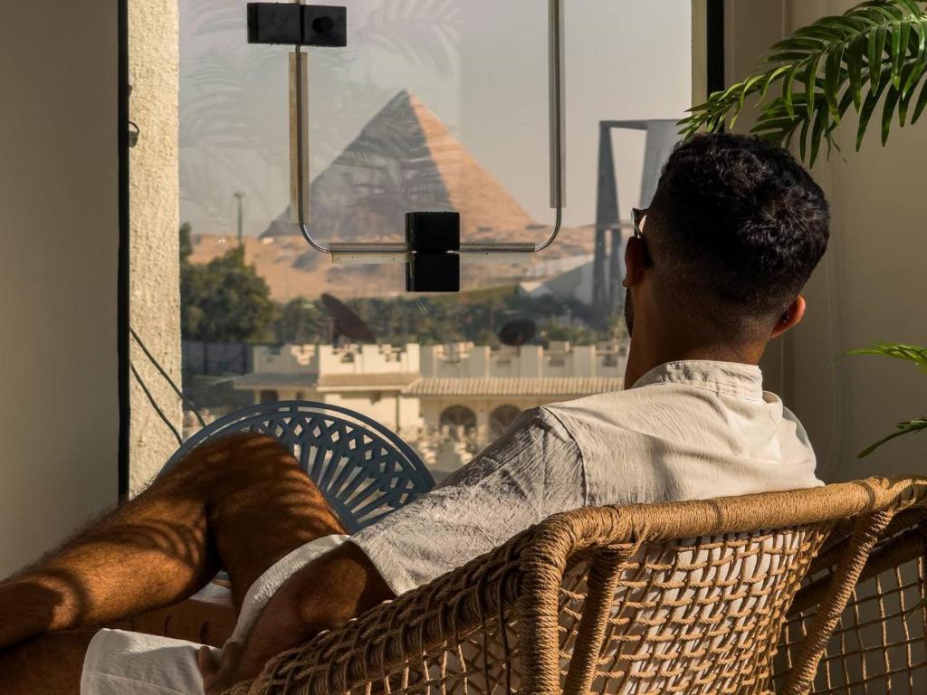 Fancy Pyramids View Khan Giza's Gem, Káhira