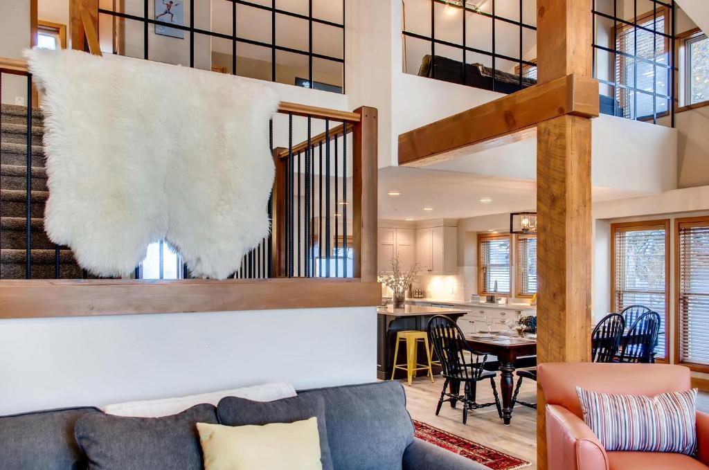 Moonshine Crescent 385 by Okanagan Premier, Big White