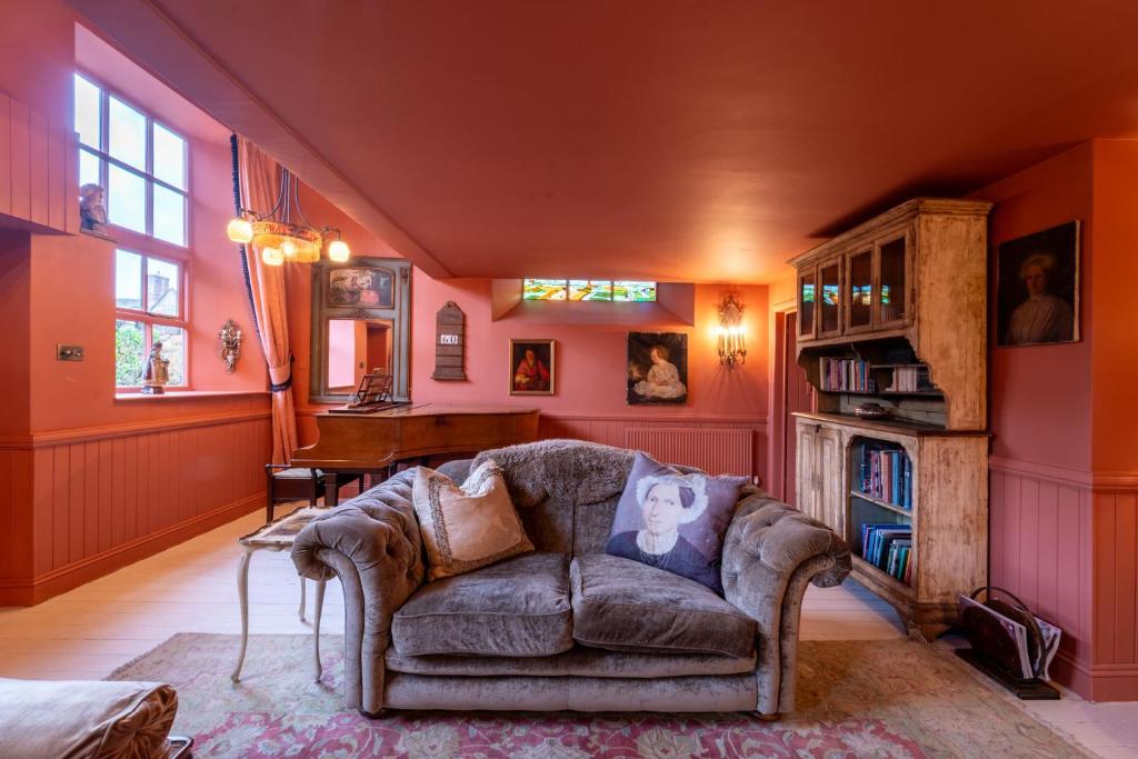 Pass the Keys Unique renovated former chapel, Deddington