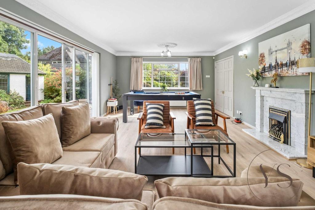 Spacious 6BR Villa in 32 Le More Birmingham with 7 Beds and Free Onsite Parking, Birmingham