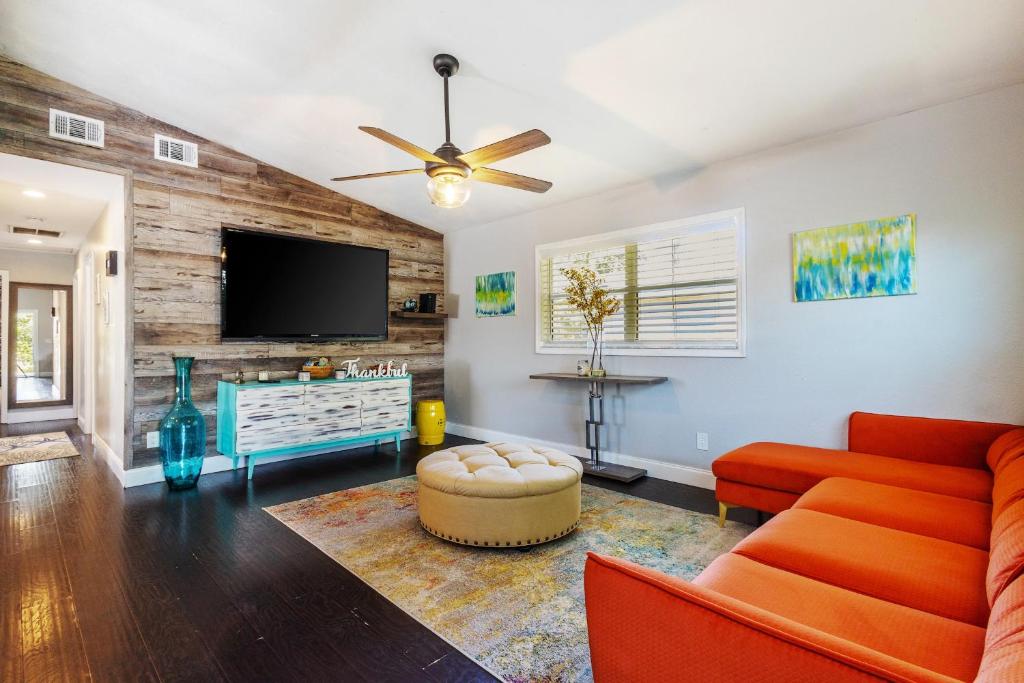 Spacious 3-BR Home with Patio, Firepit & BBQ!, Largo