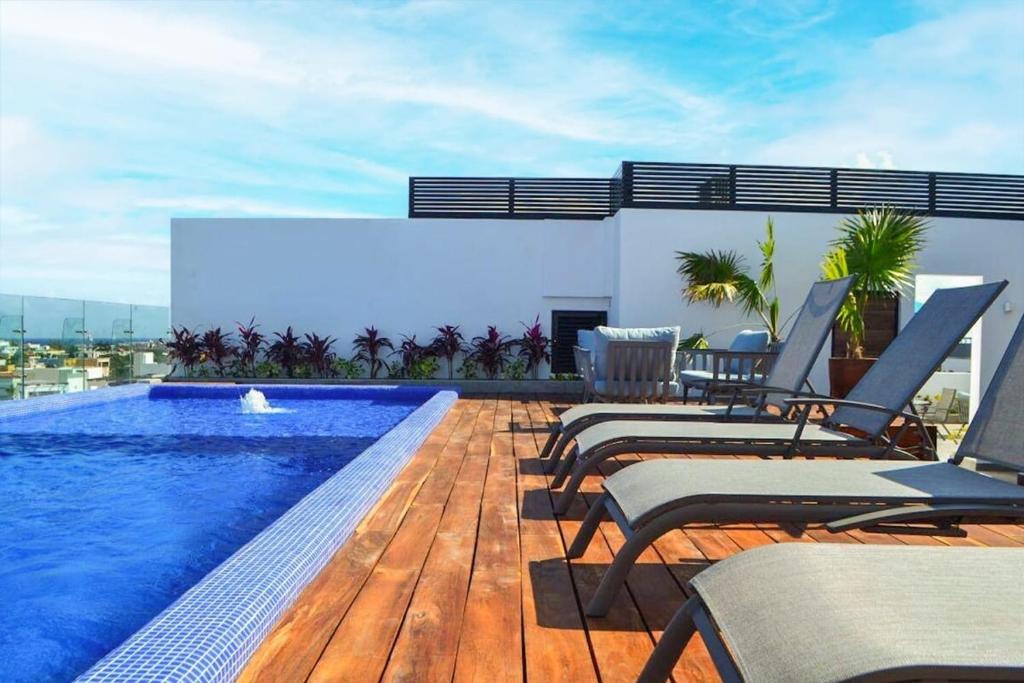 Luxe Top-Floor Incredible Roof Pool at Complex - 1