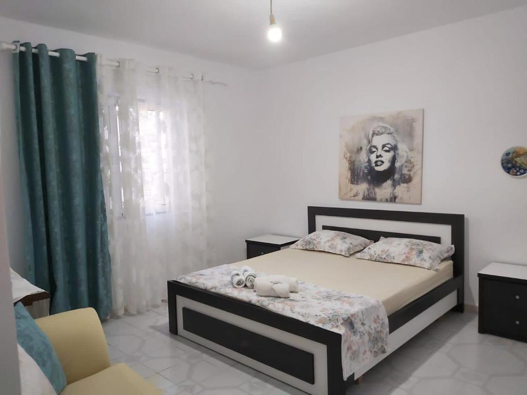 Maria's Apartment, Himarë