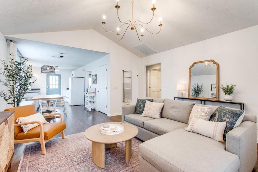 Walnut St, Charming, 3bed, 2bath, Spring Hill