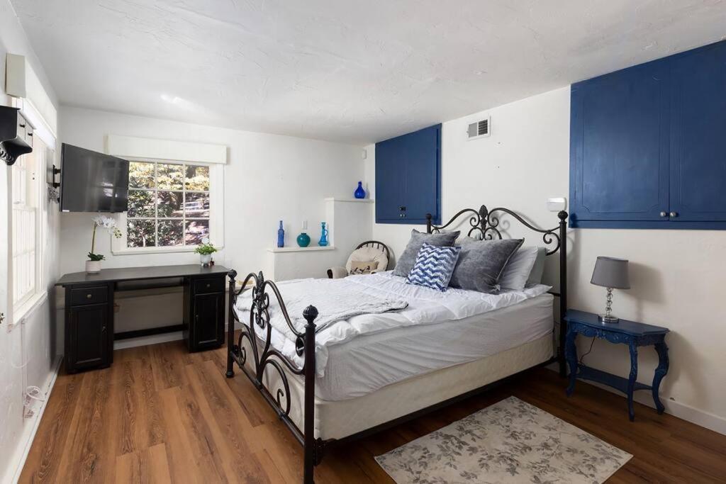 Hideaway at Gingerbread Gardens, Twin Peaks