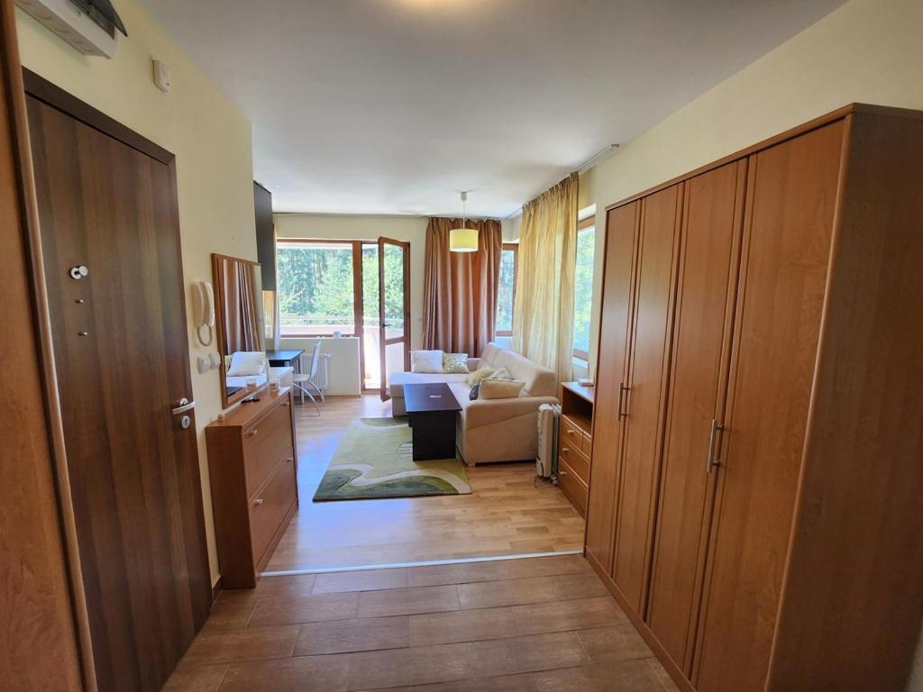 Pine tree Easy Ski access - Next 100m to Ski slope and forest view, Bansko