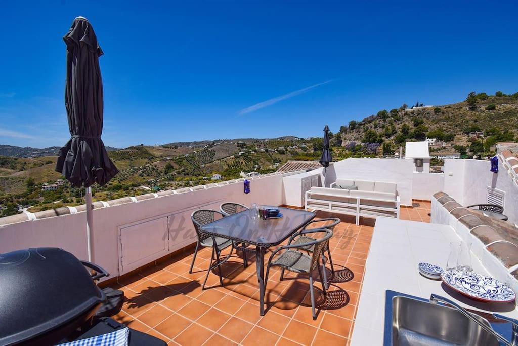 Penthouse 5 Arcos, Frigiliana, 2 bedroom, Pool, Large roof Terrace, BBQ and Amazing views HansOnHoliday Rentals - 4