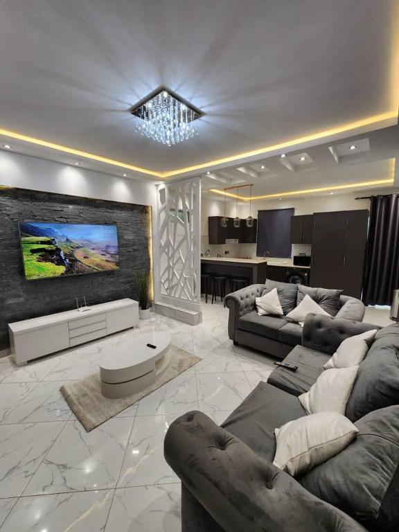 Tranquility Inn, Buzzi