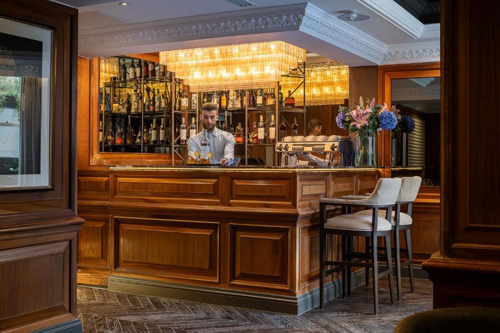 Highly-rated bar