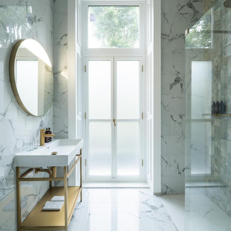 Shower, Ellen Kensington in London
