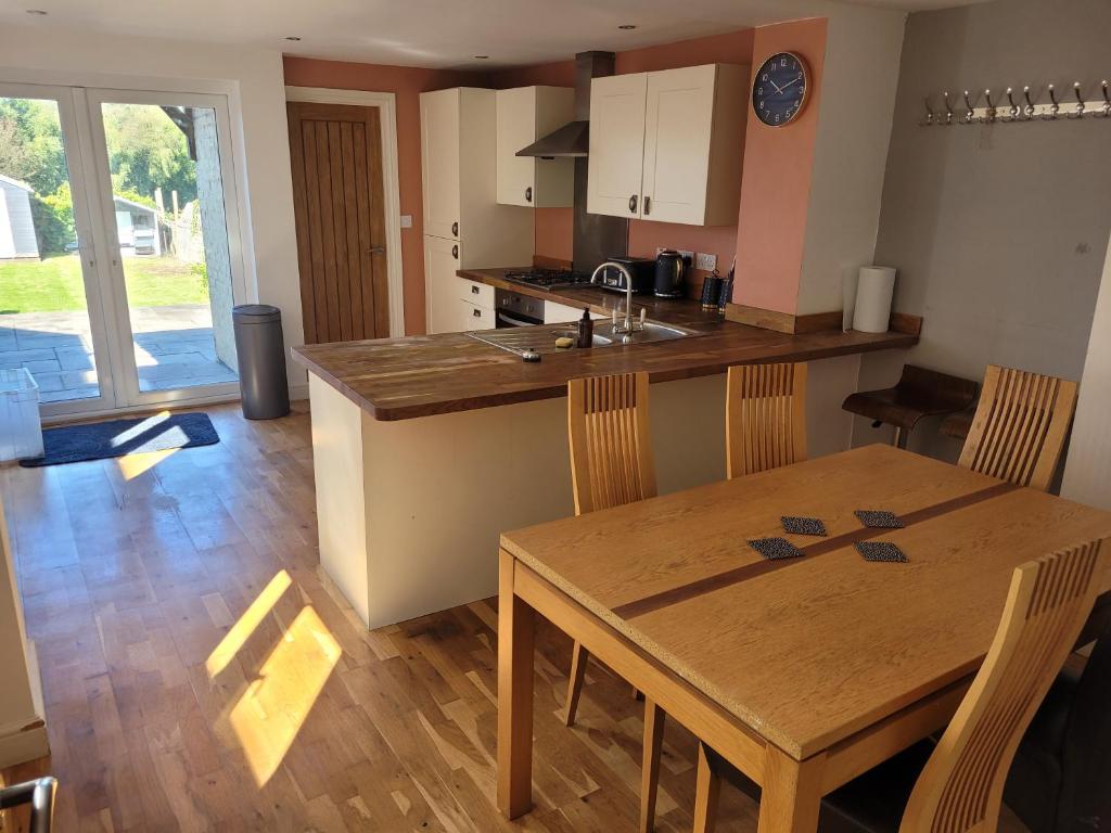 Little Willows, Handcross