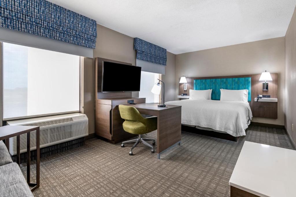 Hampton Inn & Suites Louisville East