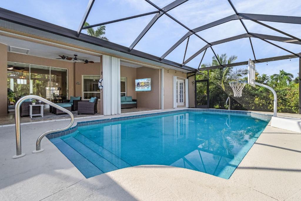 Bicycles, Pet-friendly, Heated Pool and Privacy - Villa Coral Palms - Roelens, Cape Coral