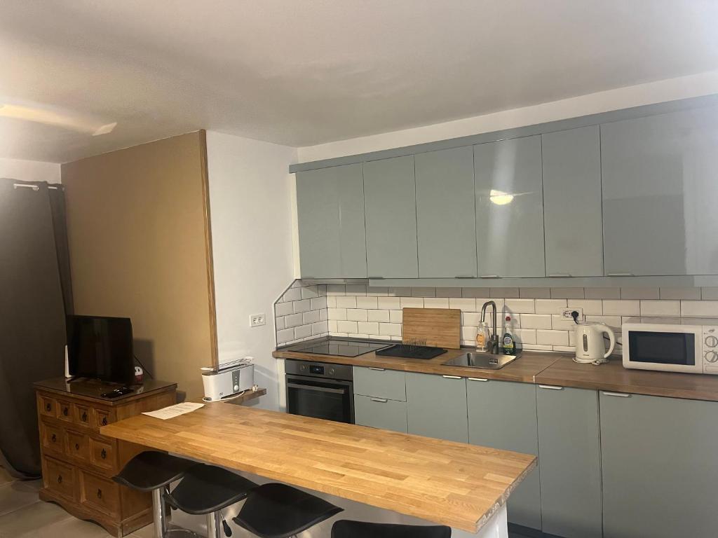 2-Bed Apartment in Arona Sleeps 5 w Outdoor Pool - 5