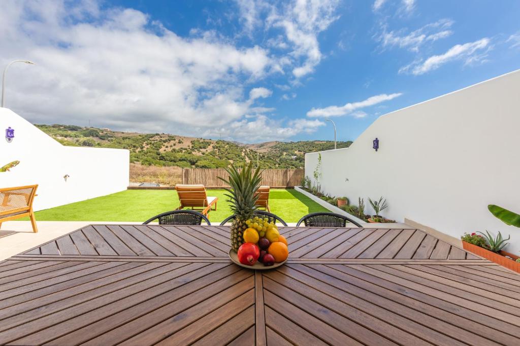Large garden with countryside views, pool & WIFI - 3